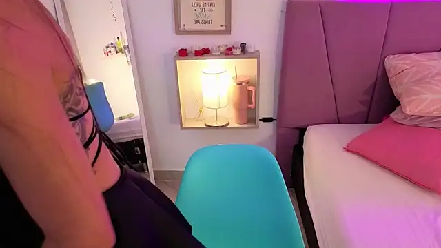 PIA STONE online show from February 3, 2026, 8:25 pm