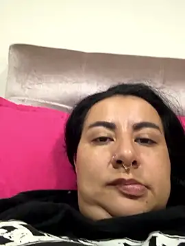 Abril Luv online show from January 6, 2026, 12:03 am