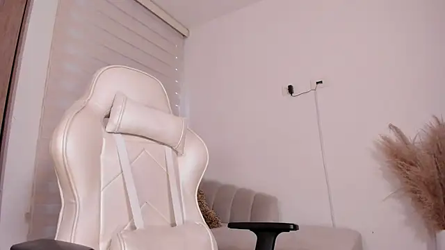 wandathompson  online show from January 17, 2025, 2:18 pm