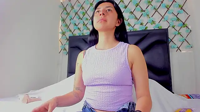 Snapshot of EmmaWilliamss chatting on April 5, 2026, 4:59 pm EmmaWilliamss online show from April 5, 2026, 4:59 pm