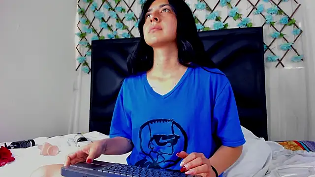 Snapshot of EmmaWilliamss chatting on April 7, 2026, 4:07 pm EmmaWilliamss online show from April 7, 2026, 4:07 pm