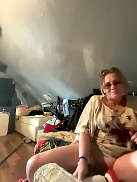 SummerBlueMoon online show from November 11, 2025, 9:26 pm