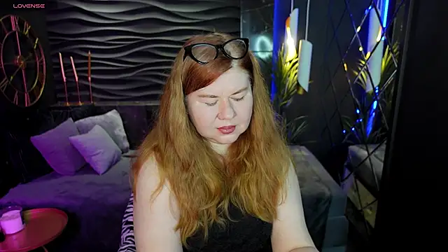 Mrs Emilia online show from December 13, 2024, 2:43 am