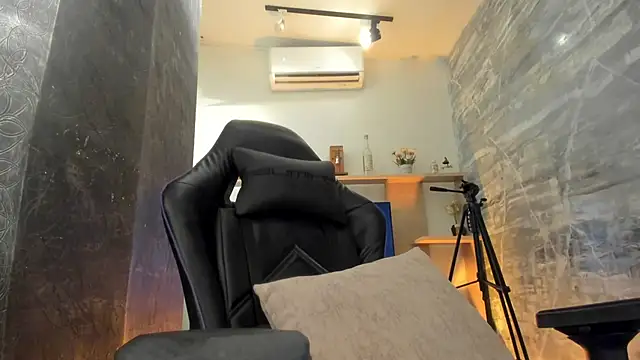 LunaBaker-1 online show from September 9, 2025, 8:08 pm