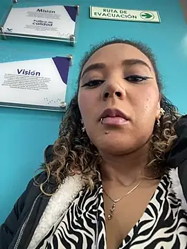 charlott lens online show from February 17, 2025, 3:09 pm