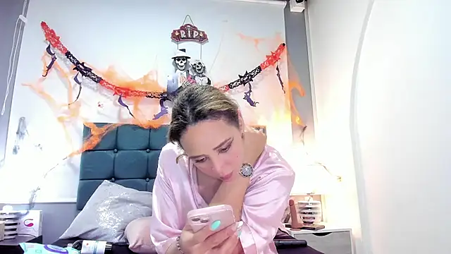 charlott lens online show from October 28, 2025, 6:10 pm