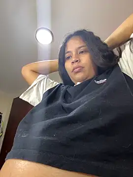 Snapshot of moncerrat_luna chatting on October 17, 2025, 9:06 pm moncerrat luna online show from October 17, 2025, 9:06 pm