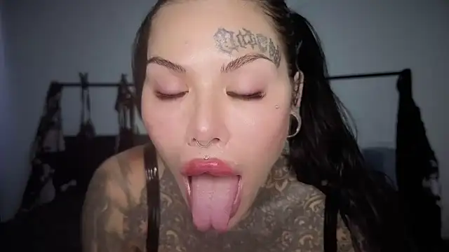 claudiacvc95 online show from April 5, 2026, 2:53 am