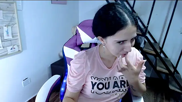 samantha baby  online show from September 20, 2025, 5:25 pm