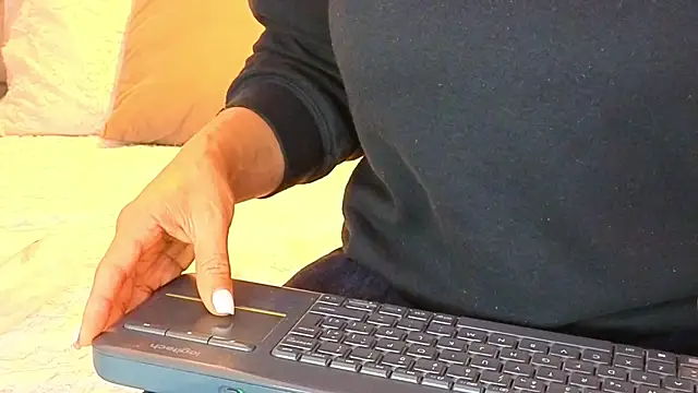 KeryHillson online show from November 26, 2025, 12:06 pm