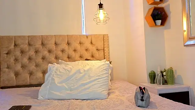 KeryHillson online show from April 9, 2026, 2:11 pm