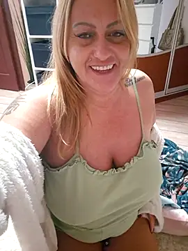 Isabellaa04 online show from November 23, 2025, 11:59 pm