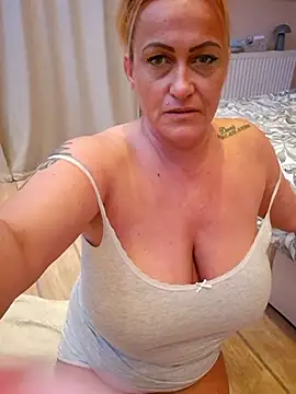 Isabellaa04 online show from April 13, 2026, 6:35 pm