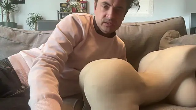 freddy0222222 online show from April 10, 2026, 10:42 am