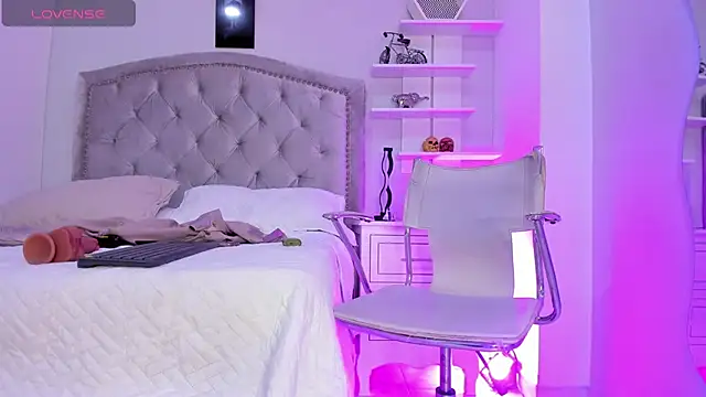 CamileHolmes online show from January 2, 2025, 7:44 am