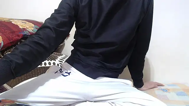 Alexdelarge323 online show from April 9, 2026, 2:44 pm