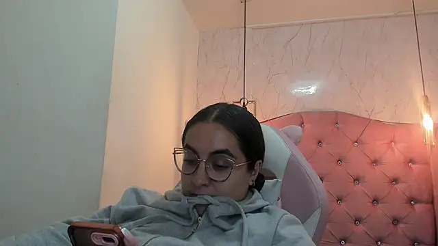 nalalye cruzz  online show from February 12, 2025, 2:35 am