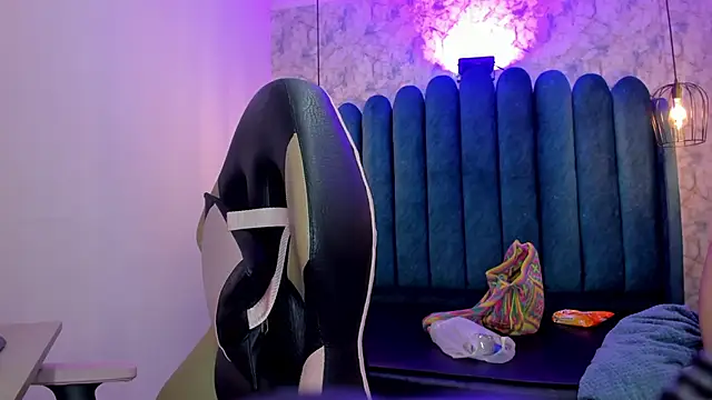 nalalye cruzz  online show from October 23, 2025, 3:06 am