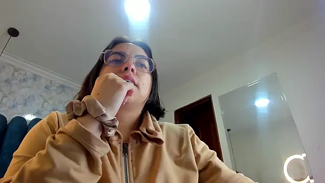 nalalye cruzz  online show from April 15, 2026, 2:51 am