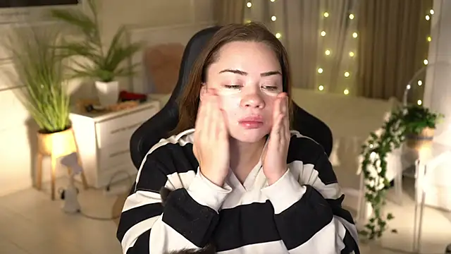 VixenMia online show from January 6, 2025, 3:42 am