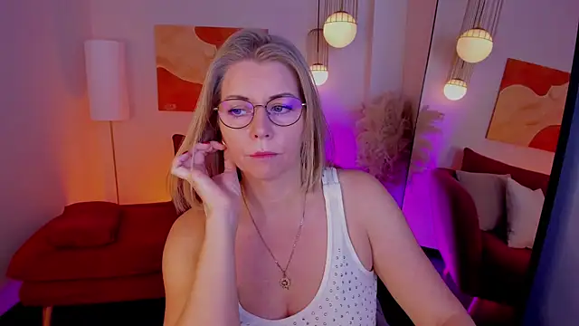 Annie Light online show from November 14, 2025, 5:50 am