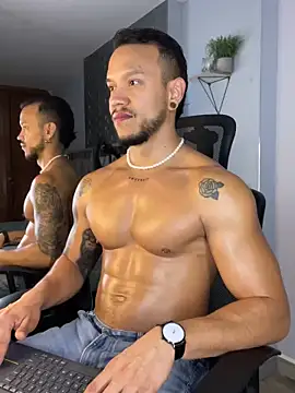 ARON TAYLER01 online show from January 12, 2025, 12:44 pm