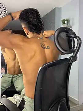 ARON TAYLER01 online show from March 19, 2025, 12:45 pm