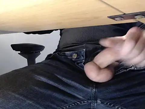 Snapshot of 3lr0nde chatting on December 2, 2024, 2:19 pm 3lr0nde online show from December 2, 2024, 2:19 pm