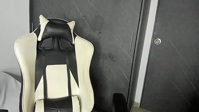 chloe ebony  online show from April 2, 2026, 12:52 am