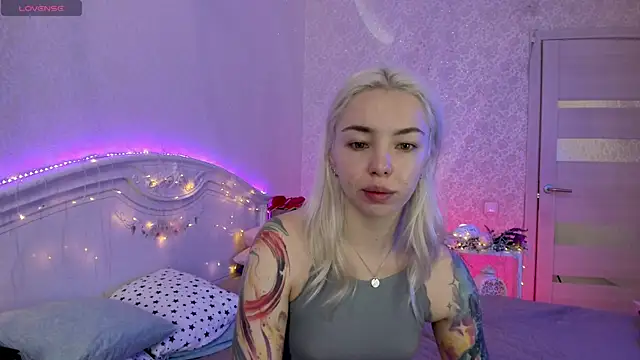 LillyMoure  online show from September 25, 2025, 12:58 am