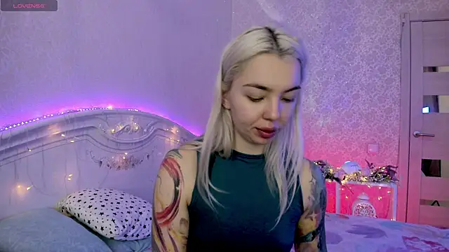 LillyMoure  online show from November 8, 2025, 2:23 am