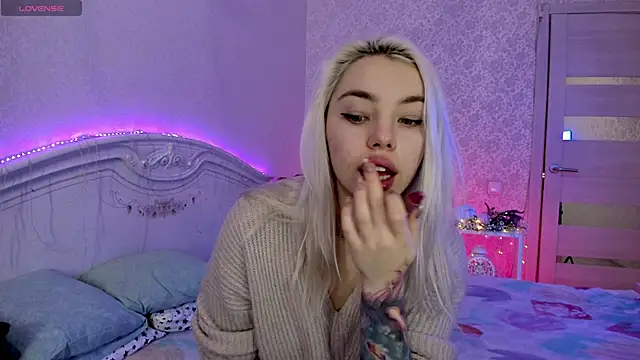 LillyMoure  online show from November 15, 2025, 11:21 pm