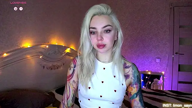 LillyMoure  online show from February 18, 2026, 11:01 pm