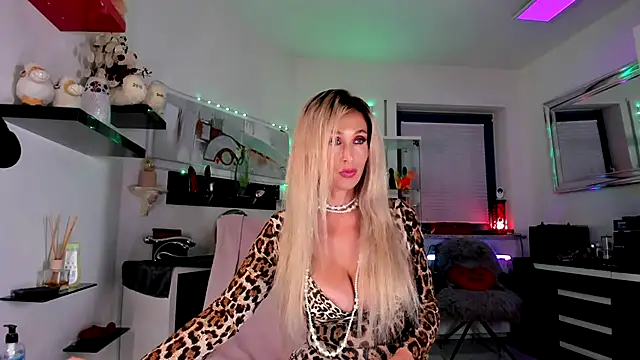 Snapshot of 2bigass4_u chatting on October 24, 2025, 3:36 am 2bigass4 u online show from October 24, 2025, 3:36 am