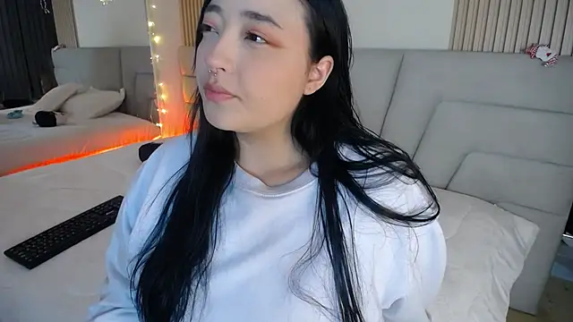 Miss Loise online show from December 15, 2025, 2:38 am