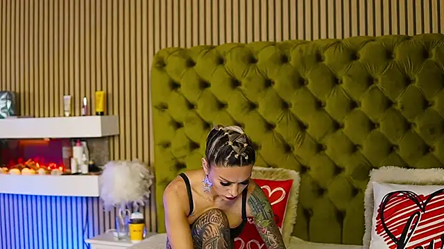 TiffanyMaze online show from February 12, 2025, 8:16 am