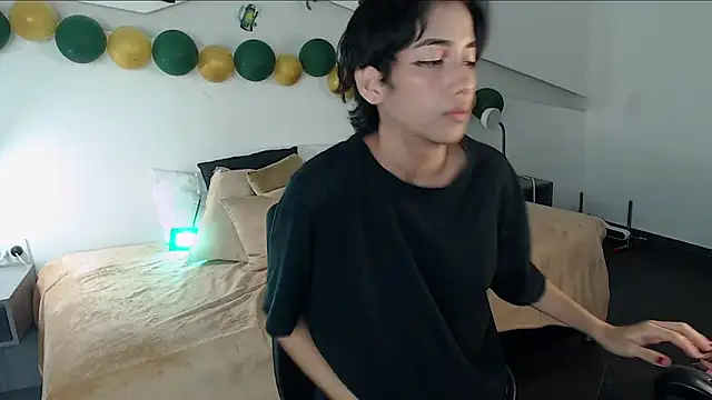 hot little bunny online show from March 17, 2025, 11:54 pm