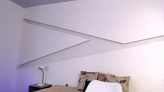 hot little bunny online show from September 18, 2025, 9:28 pm