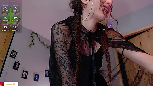 VickyJackson  online show from December 18, 2025, 4:24 pm