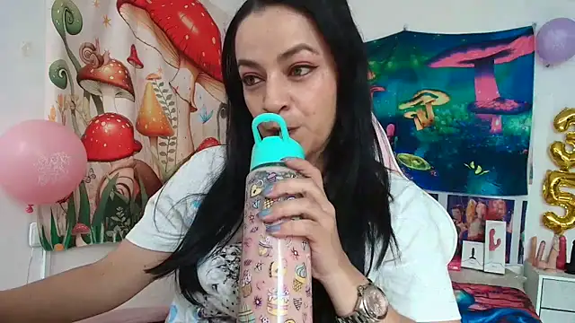 LovelyAzucena online show from May 14, 2026, 1:51 pm