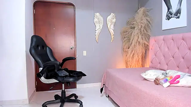 Anahi falcon online show from April 24, 2026, 8:00 pm