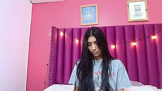 littlee emilyy  online show from January 22, 2025, 9:02 am