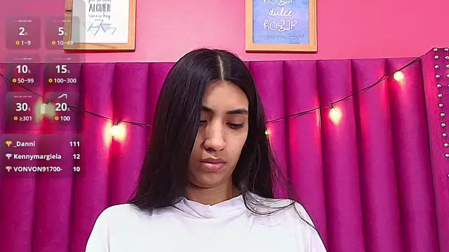 littlee emilyy  online show from February 6, 2025, 3:06 am