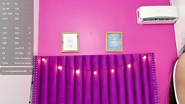 littlee emilyy  online show from February 22, 2025, 3:01 am