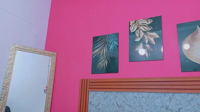 littlee emilyy  online show from April 1, 2026, 12:39 pm