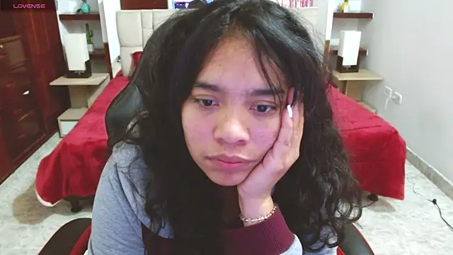 laureentt  online show from February 21, 2025, 9:24 am