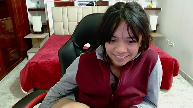 laureentt  online show from March 12, 2025, 9:23 am