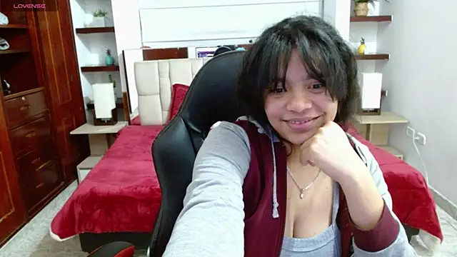 laureentt  online show from March 17, 2025, 6:18 am