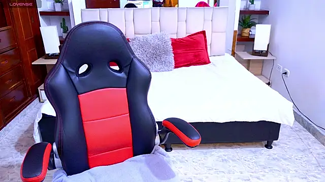 laureentt  online show from September 12, 2025, 3:06 am