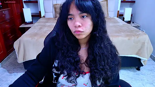 laureentt  online show from October 9, 2025, 3:04 am